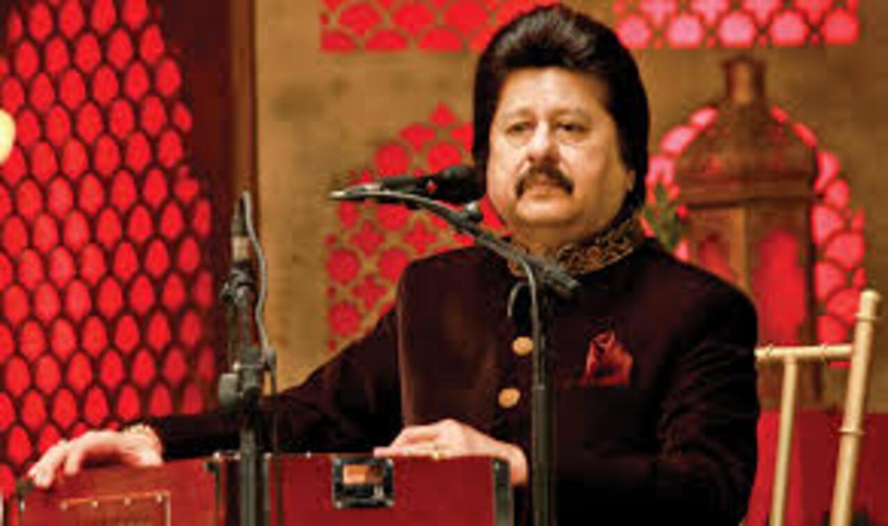 Pankaj Udhas has sung many patriotic songs and ghazals in his illustrious career. Some of his most tracks include Zindagi Har Lamha and Chitti Aayi Hai among others. Chitthi Aayi Hai from Naam remains one of the most heartfelt patriotic melodies ever recorded.